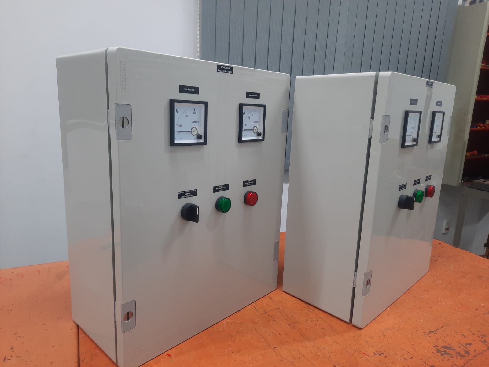 Painéis de comando fabricados pela Eletronel prontos para entrega na área de montagem