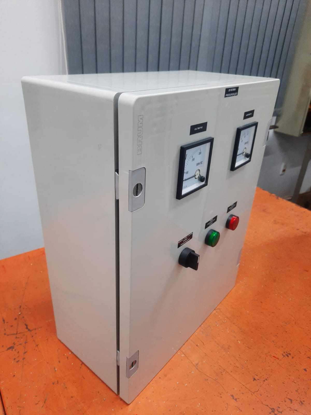 Painel de automação aberto, com componentes de comando montados na porta e na base