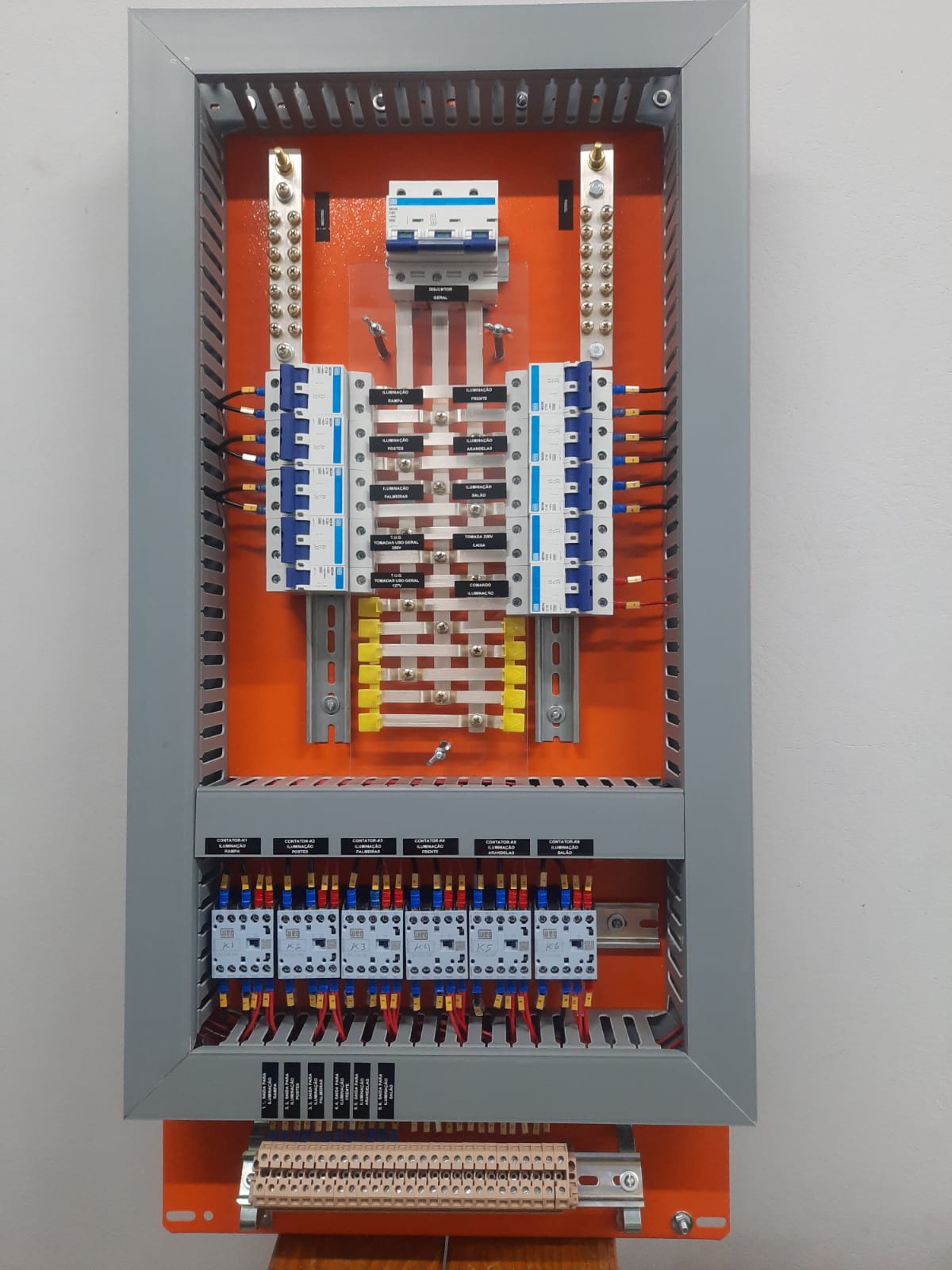Interior de painel de comando de iluminação montado pela Eletronel, com contatores, disjuntores e circuitos identificados