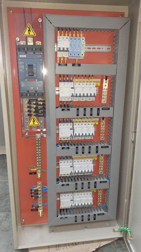 Painel elétrico completo montado pela Eletronel, com disjuntor caixa moldada, proteção contra surtos e barramentos