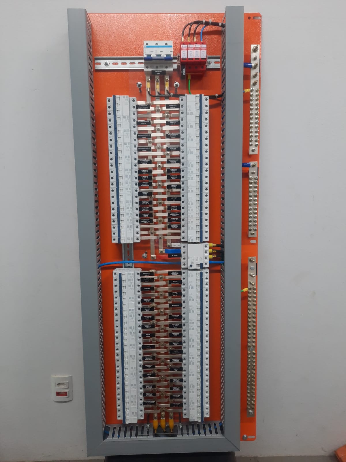 Quadro de distribuição elétrico montado pela Eletronel, com barramentos, disjuntores e circuitos identificados