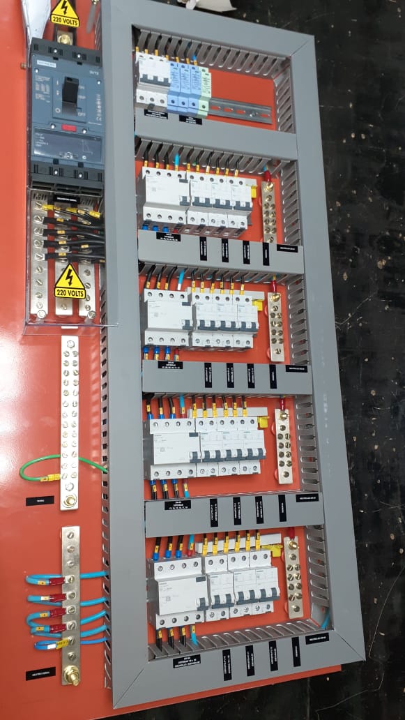 Painel elétrico seccionado montado pela Eletronel, com disjuntores agrupados por seção e barramentos de aterramento